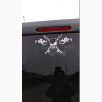 Наклейка на авто Рыбаловный череп Белая светоотражающая