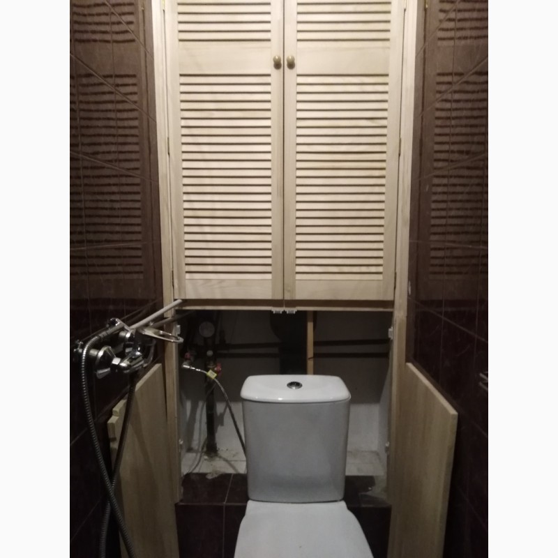 Фото 14. Сантехнический шкаф в туалете