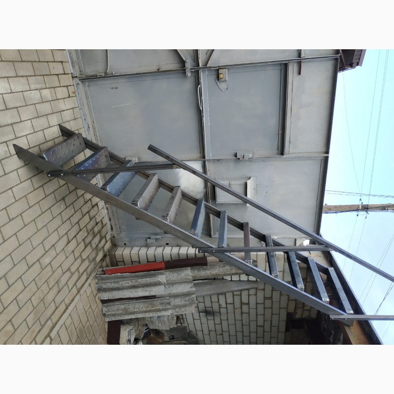 Фото 5. Лестница маршевая малогабаритная изменяемой планировки Оптима