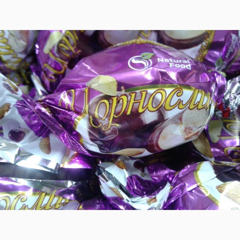 Фото 2. Чернослив в шоколаде. шоколадные конфеты в ассортименте