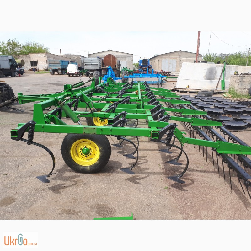 Продам культиватор бу. Культиватор 8 метровый для т150. John Deere 1000. Культиватор на т 150. Трактор Джон Дир с культиватором.