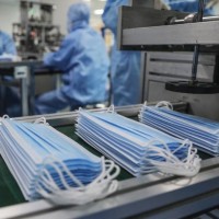 Работа в для мужчин и женщин на заводе медицинских масок в Чехии