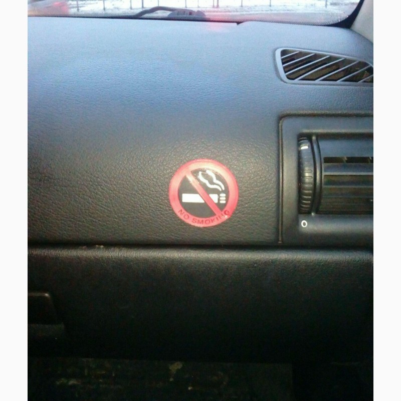 Фото 2. Наклейка не курить в салон авто