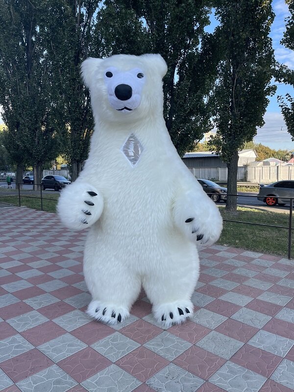 Фото 6. Начните продвижение с надувным костюмом белого медведя