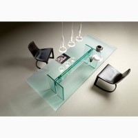 Итальянская мебель из стекла и стеклянные изделия: столы, стулья, тумбочки, полки