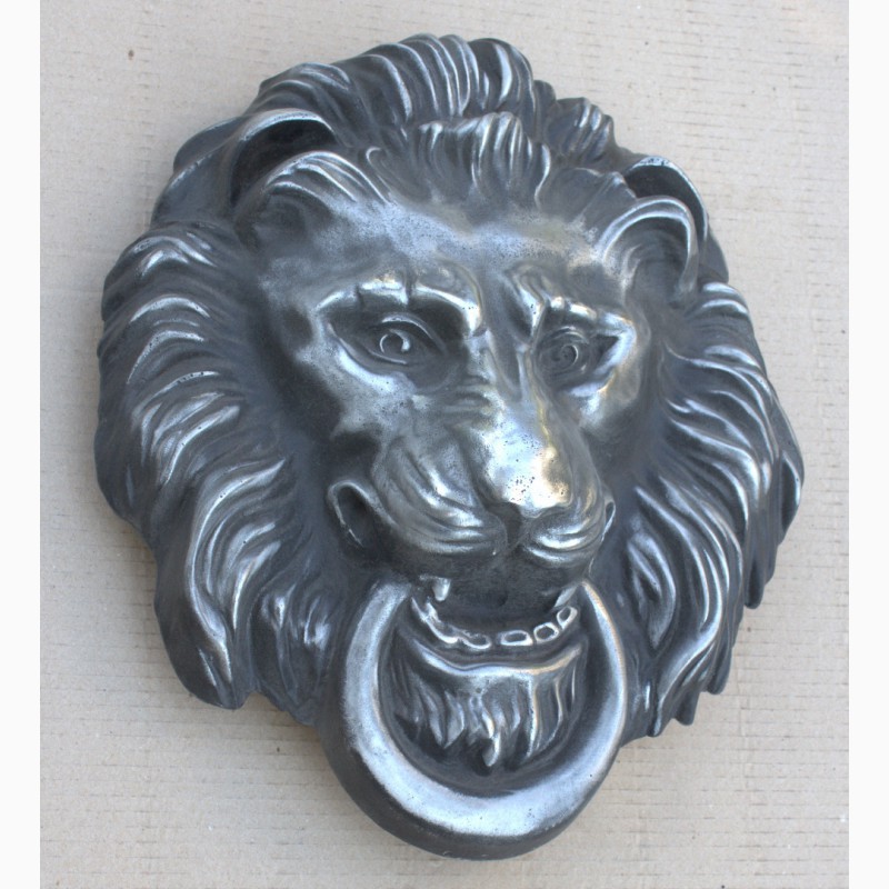 Фото 2. Барельеф - голова «Лев с кольцом в зубах»