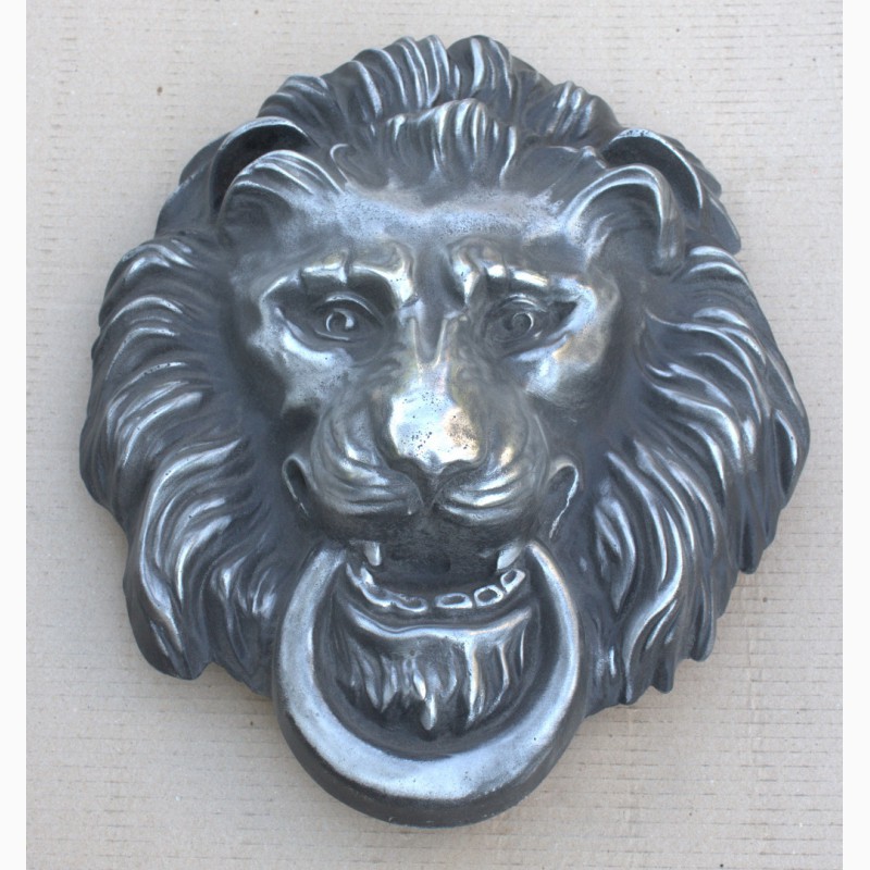 Фото 3. Барельеф - голова «Лев с кольцом в зубах»