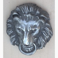 Барельеф - голова «Лев с кольцом в зубах»