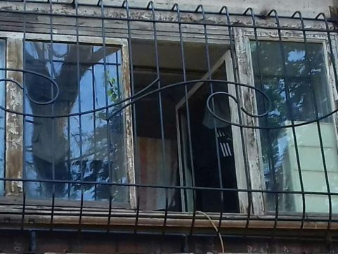 Фото 4. Двери входные бронированные, решетки на окна