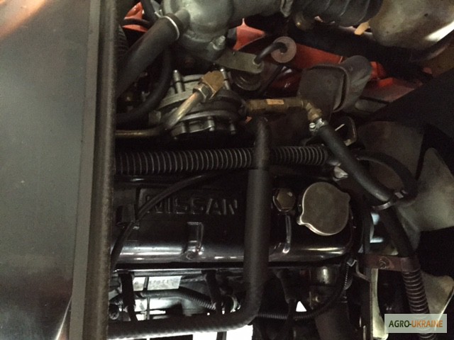 Фото 4. Газовый погрузчик Nissan с боковым смещением и мачтой вагонник